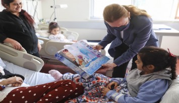 DEÜ Rektörü Hotar'dan depremzedelere moral ziyareti