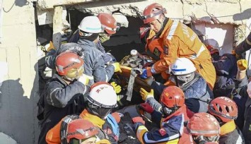 Hatay'da 296 saat sonra gelen mucize: 3 kişi sağ kurtarıldı