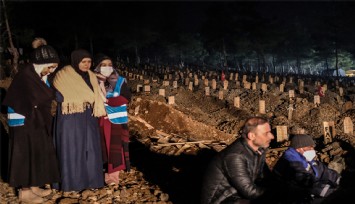 Kahramanmaraş'ta defin işlemleri gece de sürüyor