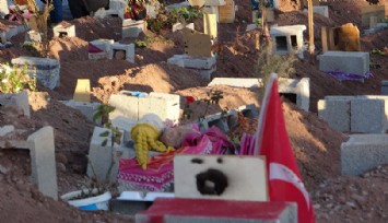 Deprem mezarlıklarında acı tablo: Oyuncaklar, gelinlikler, Türk bayrakları kabirlerin üzerinde