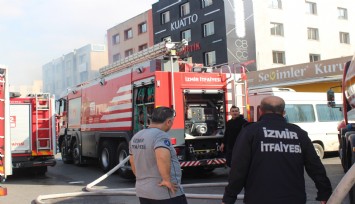 İzmir'de kozmetik mağazası deposunda yangın: Mahsur kalanlar var