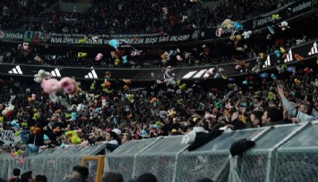 Beşiktaş tribünlerinden oyuncak yağmuru