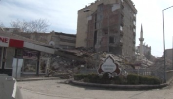 Malatya'daki depremde binalar yıkıldı: Enkaz altında kalanlar var