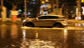 İskenderun'da deniz taştı, caddeler göle döndü