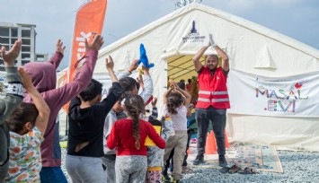İzmir Büyükşehir ekipleri, Hatay’da depremzede kadın ve çocukların yanında
