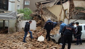 İzmir'de korku dolu anlar: Metruk bina bir aracın üstüne çöktü