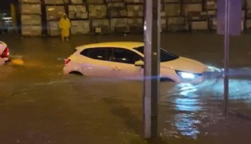 Şanlıurfa'da mahalleler dere yatağına döndü, sel suları araçları sürükledi