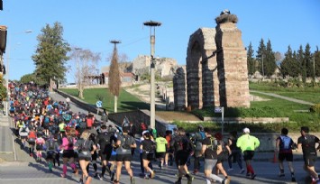 Efes Ultra Maratonu koşuldu: Sporcular depremzedeleri unutmadı