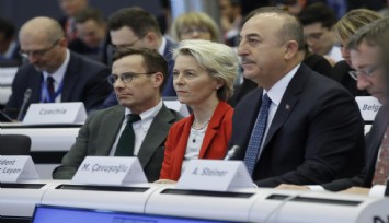 Bakan Çavuşoğlu: 'Bu ölçekteki bir afetle hiçbir ülkenin tek başına mücadele etmesi mümkün değil'