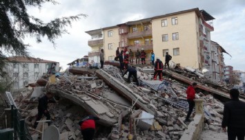 Malatya’da 4 katlı ağır hasarlı bina çöktü