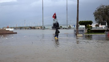 İskenderun'da deniz taştı
