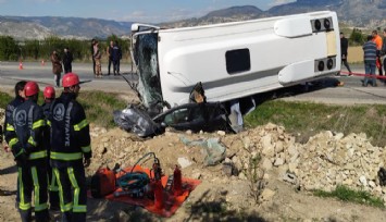 Alman turistleri taşıyan midibüs otomobili ezdi: 2 ölü 23 yaralı
