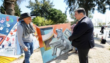 Meksikalı Roberto depremdeki izlenimlerini Karşıyaka'da resmetti