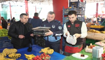 Bayraklı Belediyesi zabıtasından pazar yerlerinde tartı denetimi