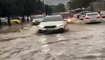 İzmir'de kuvvetli sağanak yağış, yolları göle çevirdi