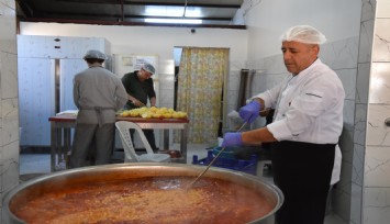 Menemen Belediyesi aşevi'nden her gün 10 bin sıcak yemek dağıtılıyor