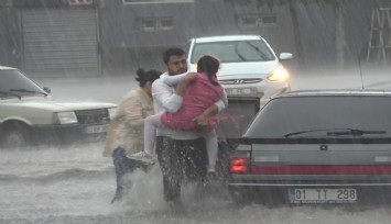 Adana’da sel: Yollar sular altında kaldı