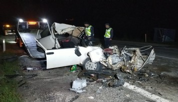 Otomobil kamyona arkadan çarptı: 2 can kaybı