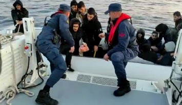 İzmir açıklarında yüzlerce göçmen kurtarıldı