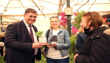 Karşıyaka'da gelenekesel çiçek festivali başladı