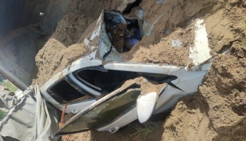 İzmir'de feci kaza: Kum yüklü kamyon, otomobilin üzerine devrildi