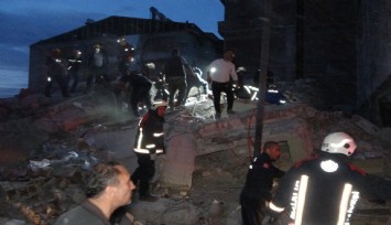 Malatya'da 3 katlı ağır hasarlı bina çöktü: 1 kişi öldü