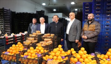 Bakan Kasapoğlu, İzmir Sebze Meyve Hali'nde esnafın sorunlarını dinledi