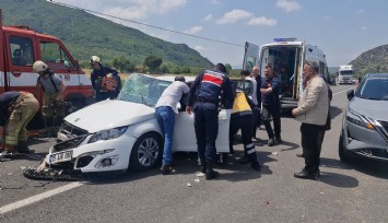 İzmir'de araçlar kafa kafaya çarpıştı: 6 kişi yaralandı