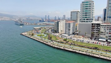 İzmir'de TCG Anadolu sebebiyle trafik kitlendi: Bakan Kasapoğlu araçtan inip yürüdü