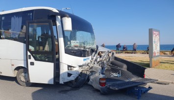 İzmir'de midibüs ile pikap çarpıştı: 1 ölü, 6 yaralı