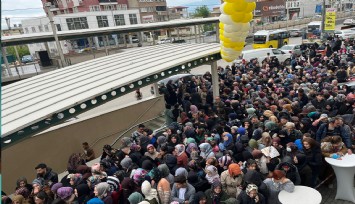 Bursa'da ucuzluk izdihamı...Birbirlerini ezip dükkanı talan ettiler