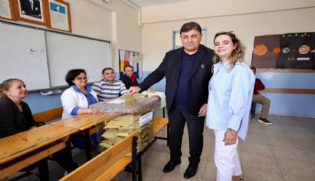 Başkan Tugay ve eşi oy kullandı
