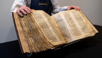 Dünyanın en eski İbranice İncil'i açık artırma ile satıldı