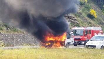 İzmir'de seyir halinde olan araç alev aldı