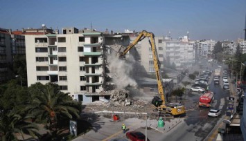 İzmir'in 40 yıllık 'Pisa Kuleleri' yıkıldı