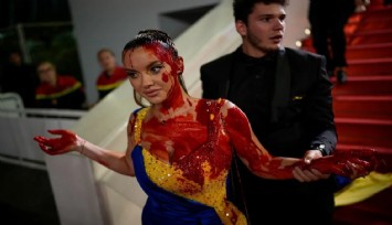 Cannes'da kırmızı halıda kanlı Ukrayna protestosu