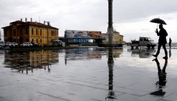 Seçim günü İzmir'de sağnak yağış