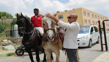 İzmir'de oy kullanmaya atla gelen seçmen dikkat çekti