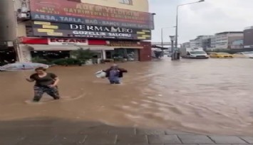 Yağmur İzmir Çiğli’yi vurdu, vatandaşlar dizine kadar sularda yürüdü