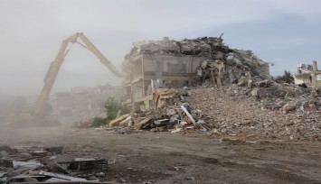 Depremin vurduğu Hatay'da ağır hasarlı binalar yıkılıyor