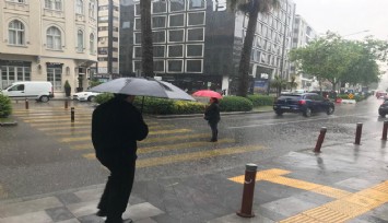 İzmir'de sağanak yağış vatandaşları olumsuz etkiledi