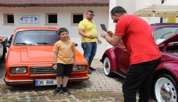 Klasik otomobil tutkunları İzmir'de buluştu