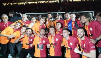 Şampiyon Galatasaray kupasını aldı