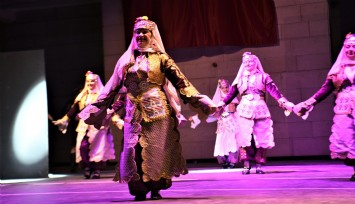 Bornova’da Balkan dansları rüzgarı esti