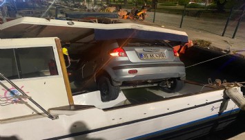İzmir'de alkollü sürücü tekne üzerine düştü