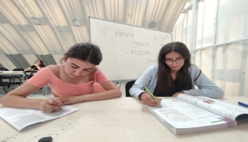 Hatay'da depremi kapı dışında bırakıp, umutlarını kaleme taşıdılar
