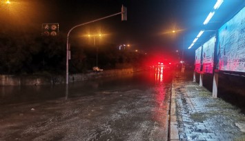 İzmir'de sağanak yağış hayatı felç etti