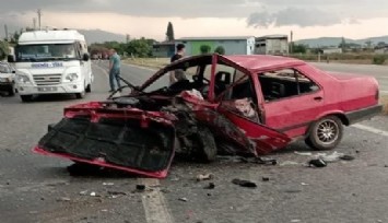 İzmir'deki kazada otomobil kağıt gibi yırtıldı: 2 yaralı