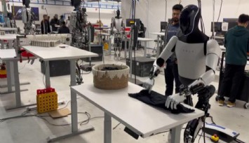 Elon Musk’ın robotu tişört katladı