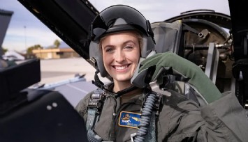 Savaş pilotu güzellik kraliçesi seçildi